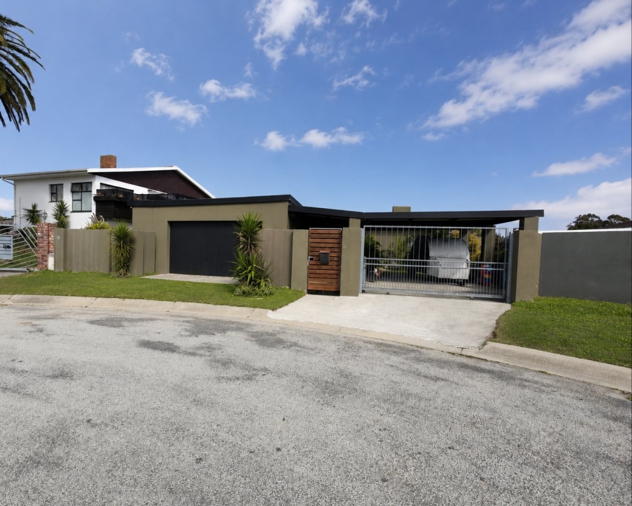 5 Bedroom Property for Sale in Morningside Eastern Cape